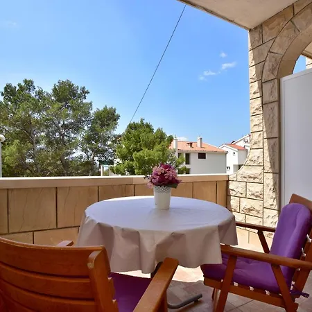 Pink 4 * Μακάρσκα