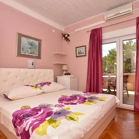 Pink 4 Πανσιόν